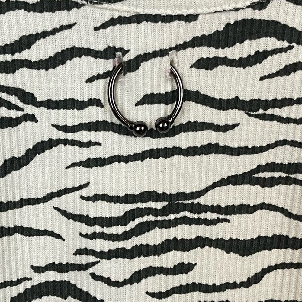 Chaser Zebra Print with Bull Horn Ring Front Long Sleeve Cropped Top Size S NWT - Picture 5 of 6